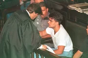 O ator Guilherme de Pádua conversa com seu advogado no dia que foi condenado a 19 anos de prisão pelo assassinato de Daniella Perez, em 1997