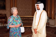 Jassim bin Hamad era o príncipe-herdeiro do Catar, mas preferiu abdicar do posto. Na foto, ele conversa com a falecida rainha Elizabeth 