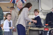 Louis ao lado da mãe, Kate Middleton, e da irmã, a princesa Charlotte 
