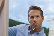Ryan Reynolds pintando um quadro