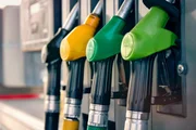 A composição, então, se dá da seguinte forma: 27,9% – tributo estadual (ICMS); 11,6% – impostos federais (Cide, PIS/Pasep e Cofins); 32,9% – lucro da Petrobras; 15,9% – custo do etanol presente na mistura e 11,7% – distribuição e revenda do combustível