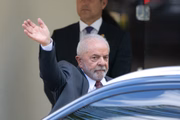 Lula acena após encontro de agenda em Brasília