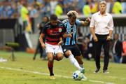 Jogadores disputam a bola durante o jogo pela primeira fase da Copa do Brasil