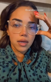 Aproveitando um momento de descanso, entre um atendimento e outro na residência - que também funciona como seu escritório - Caroline Veronice foi surpreendida por um tiro de fuzil em uma das janelas