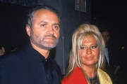 Gianni Versace ao lado de sua irmã, Donatella