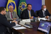 Ministro Luiz Eduardo Ramos (Casa Civil), presidente Jair Bolsonaro e ministro Paulo Guedes (Economia).