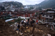 Moradores também buscam familiares e objetos pessoais