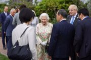 Boris Johnson e Rainha Eliabeth II conversam com participantes de um evento