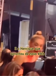 A fã ficou vibrando de felicidade ao receber o presente do sertanejo