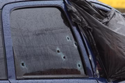 Carro das vítimas ficou com marcas de tiro