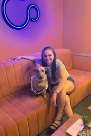 A jovem, que vive no interior da Paraíba, produz conteúdo com a ajuda de sua vira-lata caramelo Dona Puma