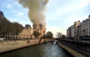 A fumaça do incêndio foi visível de muitos pontos de Paris