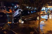 Carros ficaram empilhados após enchentes no Campo Limpo.