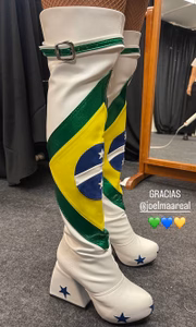 A cantora ganhou as botas de Joelma 