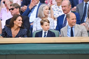 O príncipe George entre os pais, Kate e William
