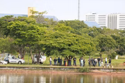 Pessoas que faziam caminhada no parque pararam para ver o que tinha acontecido