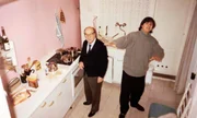 DJ Raffa Santoro e o pai, maestro Claudio Santoro, em 1988, na casa de Brahms, na Alemanha