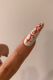 Mei afirma que o tom creme fica bom com o vermelho 