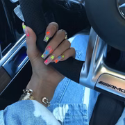 O esmalte nude ganhou uma dose de diversão com as estrelas