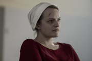 <b>The Handmaid's Tale.</b> Baseado no romance de Margaret Atwood, o seriado acompanha a vida de June Osborne (Elizabeth Moss) em um futuro distópico. As mulheres capazes de engravidar são forçadas a viver como concubinas sob uma ditadura fundamentalista teocrática. A série está disponível no <a href="https://www.hulu.com/the-handmaids-tale">Hulu</a>