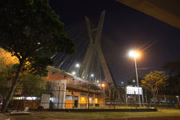 Ponte Octávio Frias de Oliveira, mais conhecida como Ponte Estaiada, segue às escuras em São Paulo