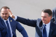 Carlos e Jair Bolsonaro na posse presidencial em 2019