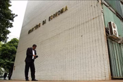 No fim de 2021, antes da votação do Projeto de Lei Orçamentária (PLOA), o Ministério da Economia enviou um ofício ao Congresso Nacional pedindo que fossem reservados R$ 2,5 bilhões para reajustes salariais em 2022