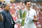 Nunes, ex-jogador e ídolo do Flamengo, também segurou a taça