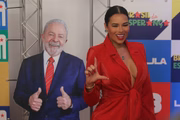 Ex-bbb Ariadna Arantes posa com "Lula de papelão"