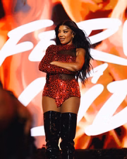 Ludmilla joga água em fã durante show; entenda