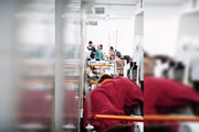 Deputados encontram superlotação e falta de insumos em Hospital do DF