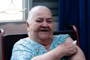 "Graças a Deus", disse Maria Divina Alves, de 85 anos, ao receber a vacina contra a Covid-19