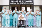 Aos 99 anos, Ermando Armelino Pivita foi o brasiliense mais velho a se recuperar da doença. Ex-combatente, ele foi aplaudido pela equipe do hospital ao ser liberado para voltar para casa 