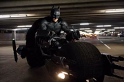 <b>Batman - O Cavaleiro das Trevas Ressurge (01/05).</B> Novos inimigos, como a Mulher-Gato e Bane, ameaçam Gotham. Agora, o bilionário Bruce Wayne tem de voltar à ativa na pele de seu alter ego, Batman