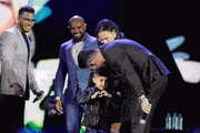 Leo fez um coração com a mão para agradecer o carinho dos fãs da mãe