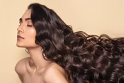 15 ideias de penteados incríveis e "aesthetic" para cabelos ondulados