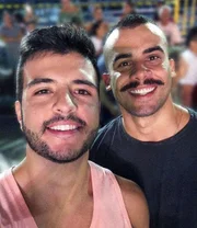 Matheus Ribeiro com o namorado