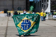 Manifestante pede intervenção militar em ato em Brasília. Esta será uma das pautas do protesto de 7 de setembro