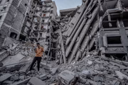 Ataques aéreos israelenses no Banco Nacional Islâmico de Gaza destroem edifícios e bairros no distrito de Rimal, na Cidade de Gaza