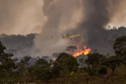 Avião tenta combater as chamas na Chapada dos Veadeiros (GO)