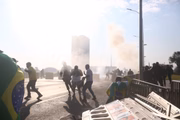 Manifestantes tentam romper barreira policial 