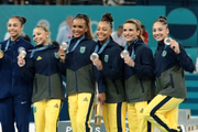 Time Brasil comemora no pódio durante a cerimônia de medalhas da Final por Equipes Feminina de Ginástica Artística no quarto dia das Olimpíadas Jogos Paris 2024