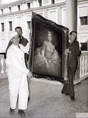 Funcionários do Palácio carregam um quadro a atriz