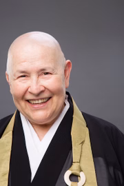 Residiu por oito anos no Mosteiro Feminino de Nagoya, no Japão, onde graduou-se como monja especial, habilitada a ministrar aulas de budismo para monges e leigos