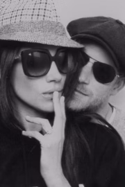Clique divertido de Harry e Meghan em uma cabine fotográfica 
