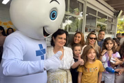 A ministra da Saúde, Nísia Trindade, ao lado do público-alvo da primeira leva de vacinação contra a dengue