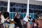 Indígenas na porta do STF durante julgamento do Marco Temportal