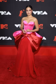 A cantora Camila Cabello foi um dos destaques do VMA 2021 com vestido que somou cores vibrantes e maxi laço