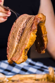 O brisket, um corte de peito bovino, é muito famoso no churrasco americano 