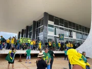 Pouco antes, os manifestantes haviam invadido Congresso Nacional e Palácio do Planalto